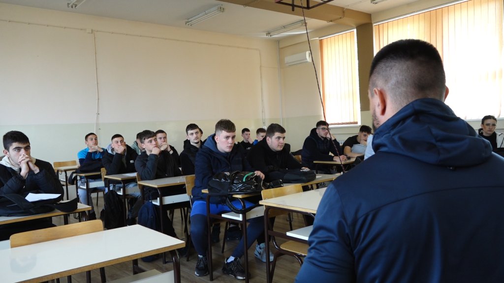 U Somboru održana tribina "Na maturu bez automobila"