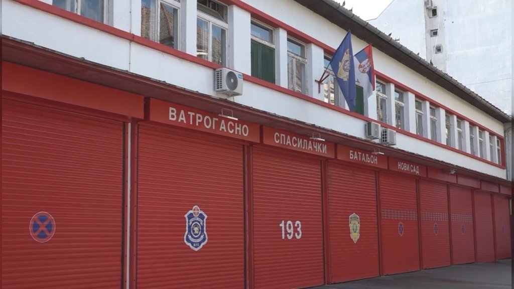 CELA SREMSKA KAMENICA OSTALA BEZ STRUJE Gori trafo-stanica, vatrogasci na terenu
