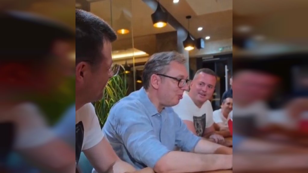 Predsednik Vučić u Inđiji sa građanima koji pešače na skup: Izbori će uskoro, biće mnogo teški...