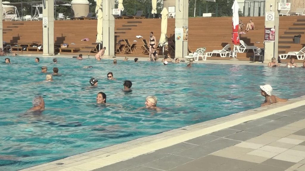 Počelo noćno kupanje na otvorenom bazenu Spensa
