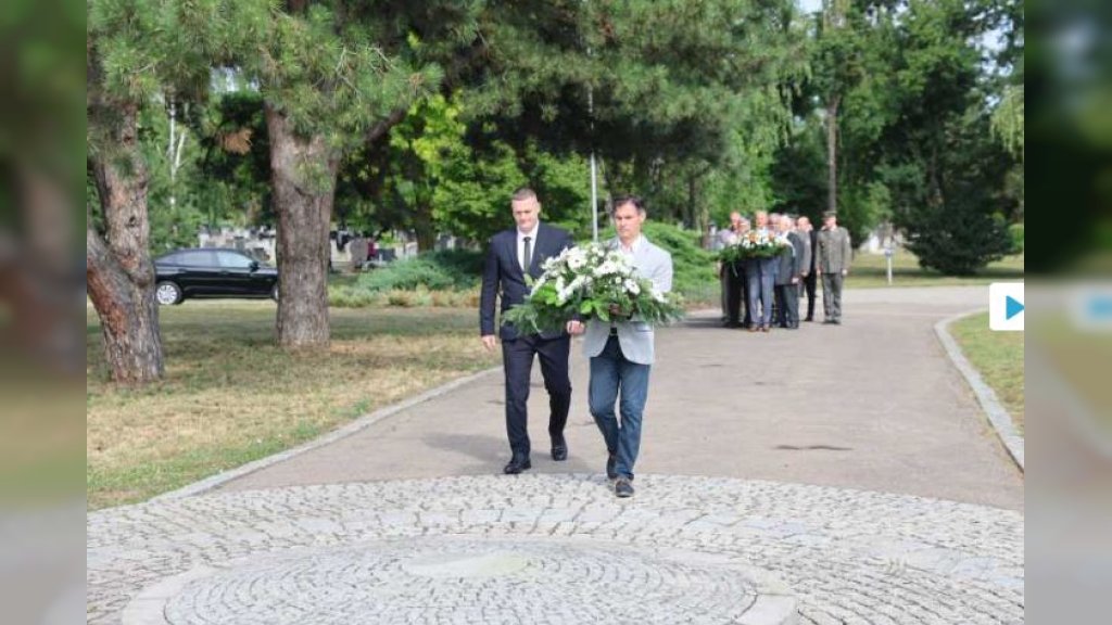 Povodom 7.jula-Dana ustanka protiv fašizma, položeni venci na Spomen groblju u Novom Sadu