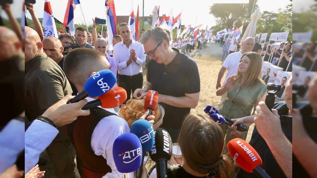 Predsednik Vučić u Vladimirovcu razgovarao sa građanima