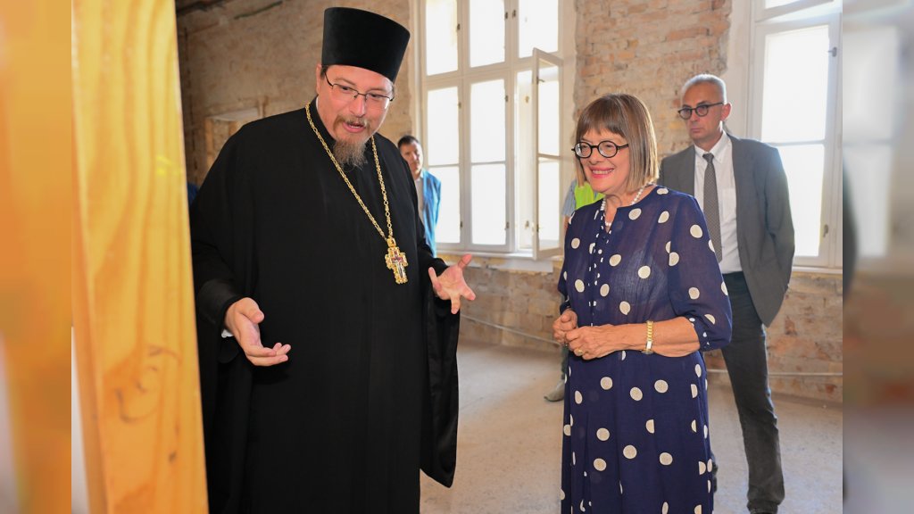 Gojkovićeva obišla radove na internatu Bogoslovije i sastala se sa mitropolitom sremskim Vasilijem