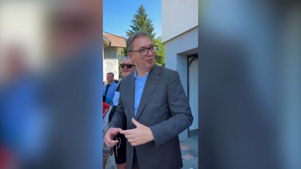 Predsednik Vučić obišao porodičnu kuću u Čipuljiću: Prisetio sam se detinjstva