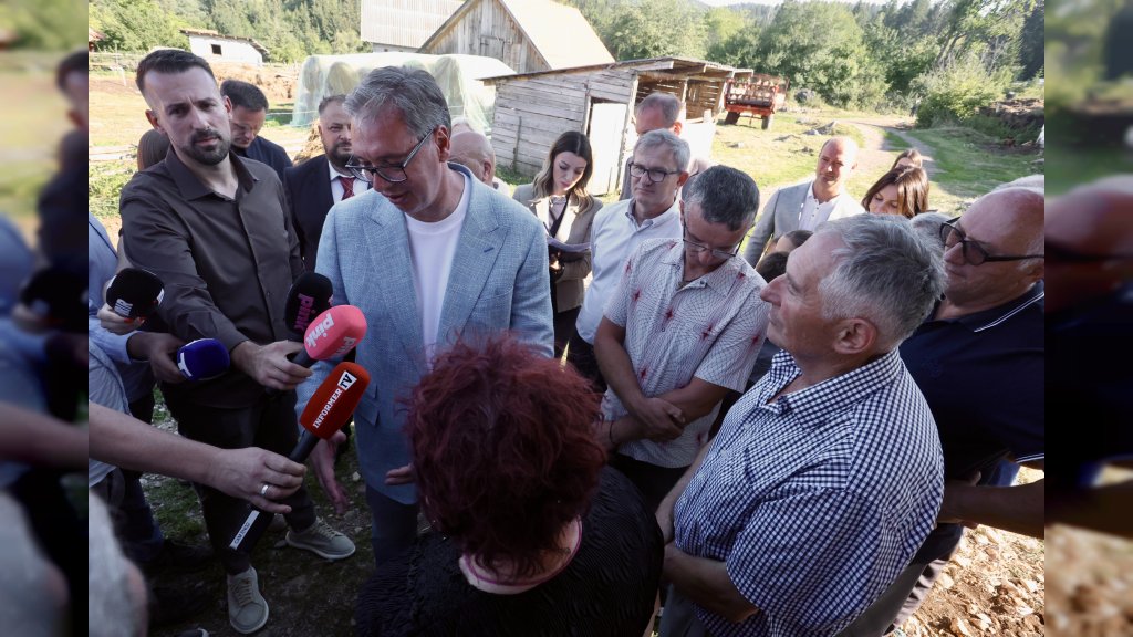 Predsednik Vučić sa Purićima koji imaju osmoro dece: Ovi anđeli nam vrede više nego sve drugo