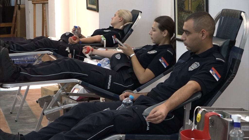Plemenitost u službi građana: Budući policajci darovali krv u COPO Sremska Kamenica
