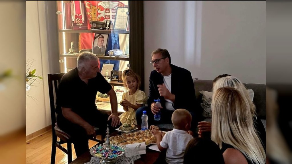 Predsednik Vučić posetio porodicu poginulog starijeg vodnika VS Jovanovića: Nećemo ga zaboraviti