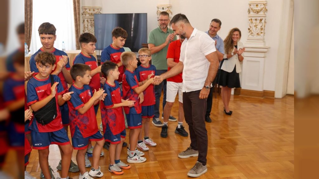 Gradonačelnik Mićin u Gradskoj kući primio decu sa Kosova i Metohije, učesnike fudbalskog kampa
