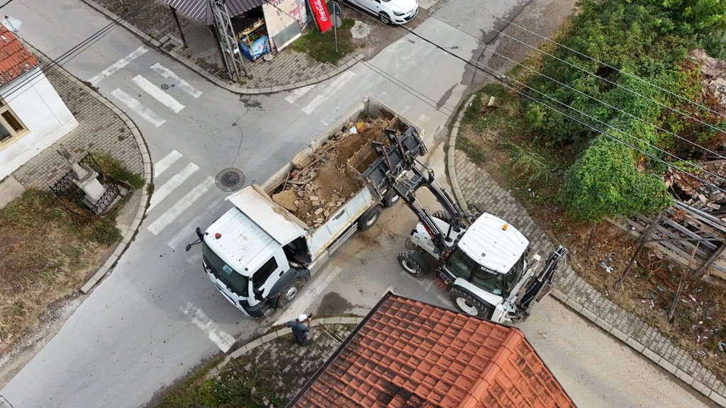 Ruma: Uklanja se trošni objekat u Ulici Atanasija Stojkovića