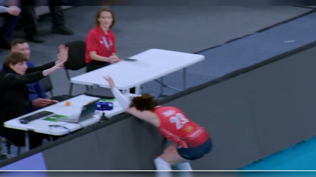 SRPSKA ODBOJKAŠICA PROŠLA KROZ DRAMU NA TERENU Mitrovčanka udarila glavom u reklamu, sada odvela ekipu u polufinale