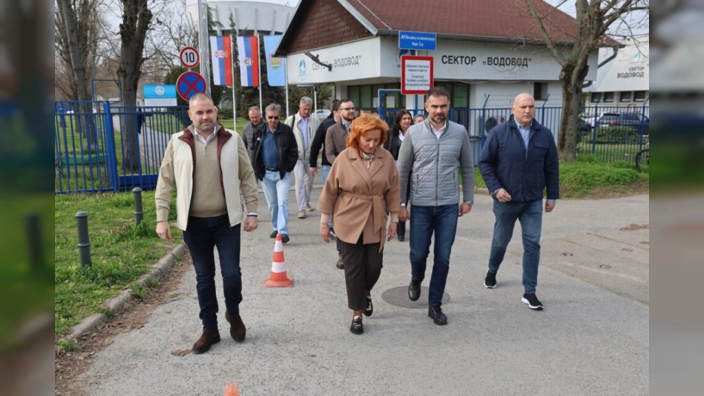 GRAD NOVI SAD AKTIVNO RADI NA UNAPREĐENJU VODOSNABDEVANJA Gradonačelnik obišao radove na proširenju kapaciteta vodovoda