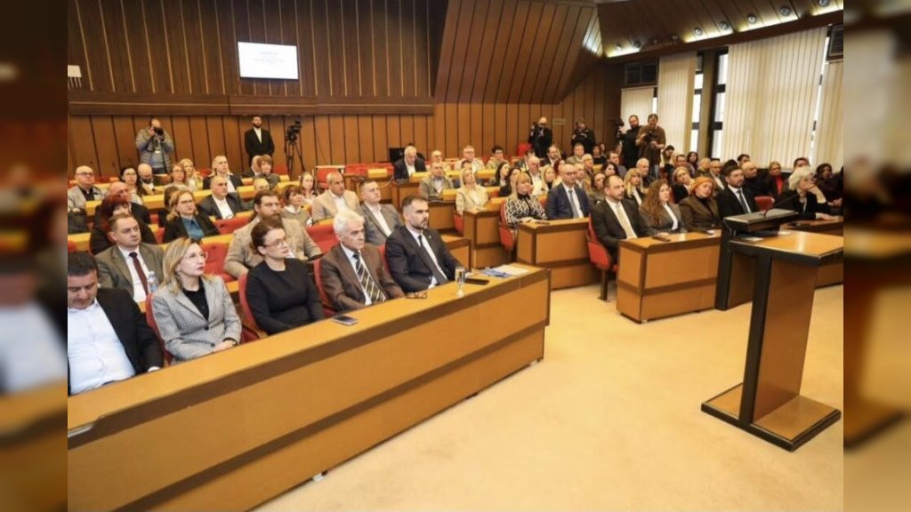 NOVOSADSKI ODBORNICI DANAS ZASEDAJU Obiman dnevni red na sednici Skupštine, biraju se novi direktori javnih preduzeća- Evo ko su kandidati