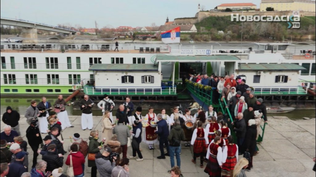 POČELA SEZONA KRUZERA U NOVOM SADU Prvi brod sa 50 putnika pristao na Kej