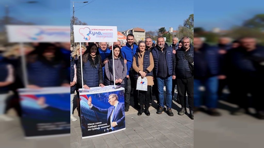 GRADONAČELNIK MIĆIN NA MOTORU STIGAO U KULU! Prvog čoveka Grada dočekao veliki broj građana u centru