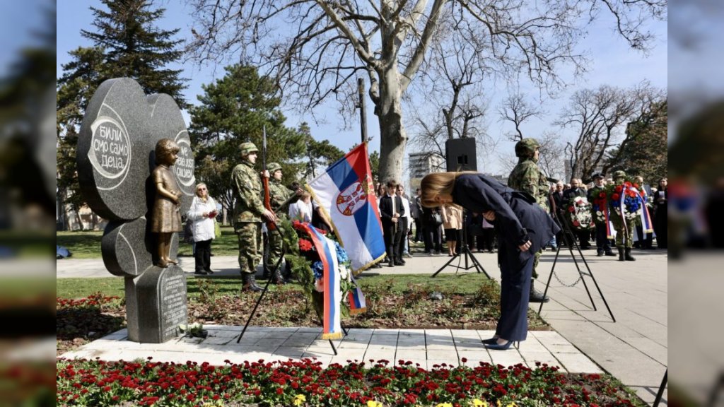 MALE RUKE, VELIKI POSAO Đaci u Futogu zasadili 100 stabala, niče novi park!