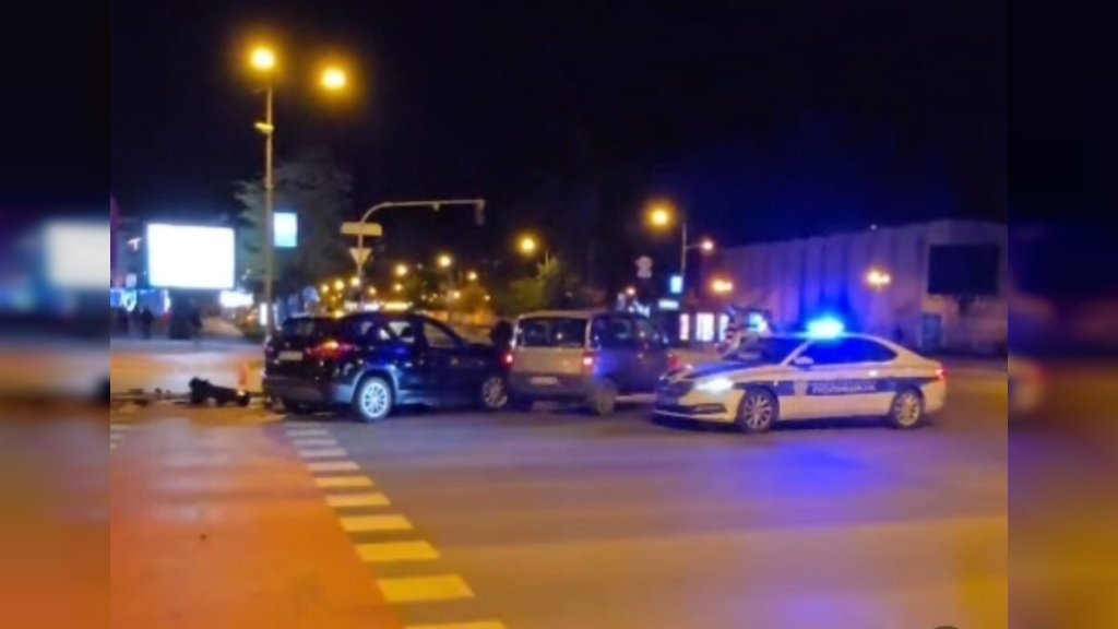 UŽAS KOD MERKATORA: Semafor pao na pešake nakon sudara dva automobila, jedna osoba u teškom stanju