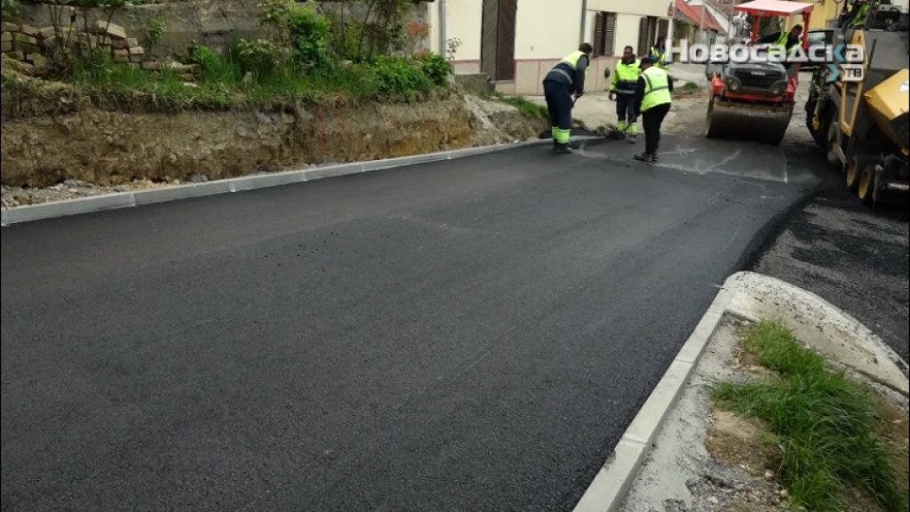 POSLE VIŠE OD ŠEST DECENIJA OBNOVLJA SE MATOŠEVA ULICA U SREMSKIM KARLOVCIMA, radovi pri kraju