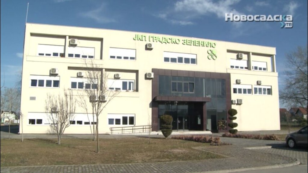 RADNICI GRADSKOG ZELENILA RADE PUNOM PAROM Kosi se trava, okopavaju cvetne gredice, orezuju se stare krošnje