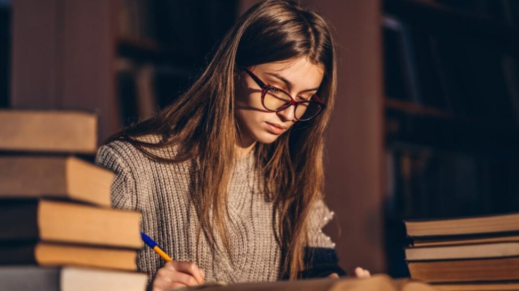 STIŽE NOVAC ZA STUDENTE Država vraća 50 odsto školarine- Evo ko dobija pare i kada