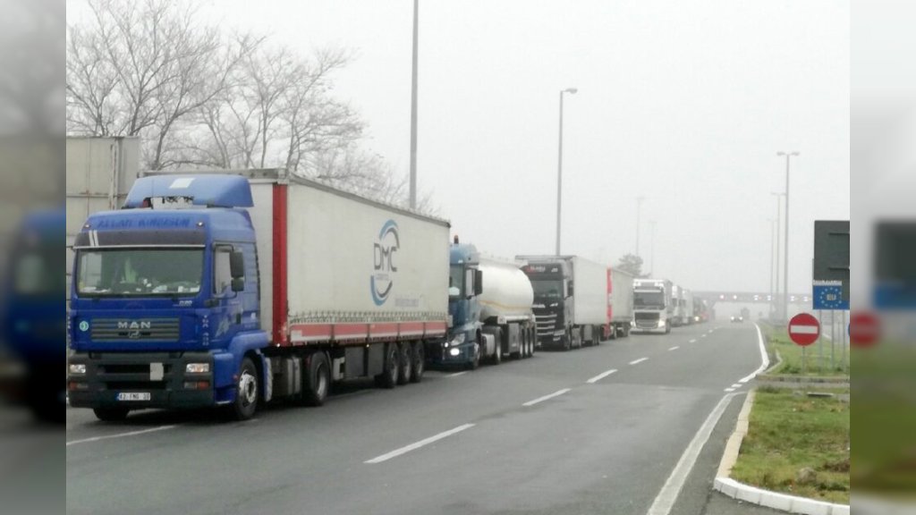 Teretnjaci na izlazu iz Srbije čekaju po 3 sata na Batrovcima i 2 sata na Sremskoj Rači