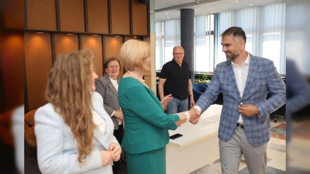 GRADONAČELNIK MIĆIN RAZGOVARAO SA PENZIONERIMA NA ZAVRŠNOJ IZBORNOJ SKUPŠTINI UDRUŽENJA PENZIONERA GRADA NOVOG SADA