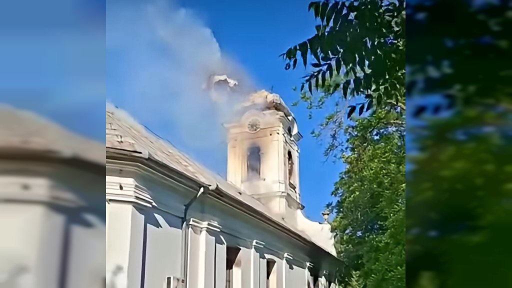 VELIKA MATERIJALNA ŠTETA NA CRKVI U BOTOŠU Vatrogasci spašavali i vrednosti iz nje, požar lokalizovan
