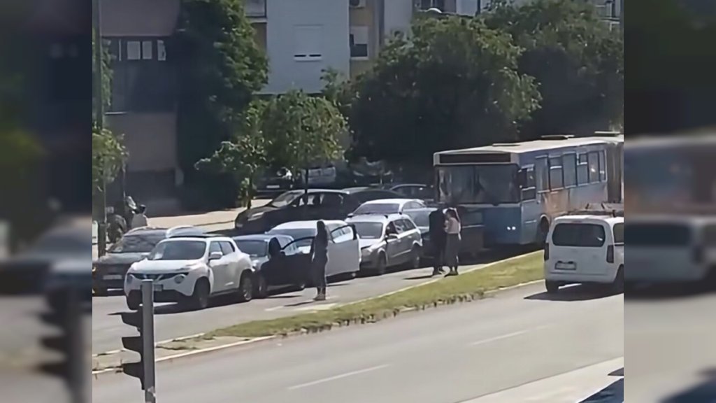 LANČANI SUDAR NA BULEVARU PATRIJARHA PAVLA: Učestvovalo pet automobila i autobus, petoro povređenih