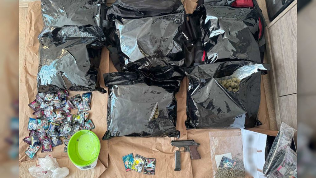 ZAPLENJENO 5.4 KG MARIHUANE Uhapšen osumnjičeni za trgovinu narkoticima i nelegalno oružje