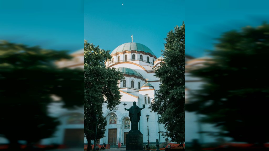 POJAS PRESVETE BOGORODICE U HRAMU SVETOG SAVE JOŠ DANAS I SUTRA Vernici i dalje stoje u redovima da celivaju svetinju!