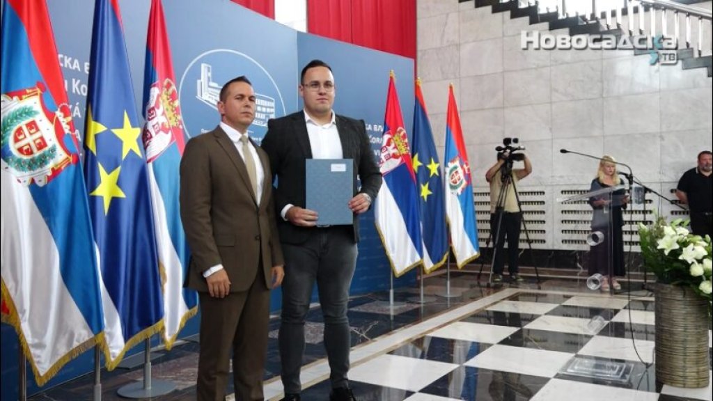 Uručeni ugovori vredni gotovo 490 miliona dinara za unapređenje obrazovanja