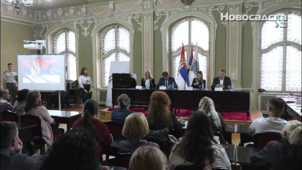 MESAROVIĆ I GAŠIĆ U ZRENJANINU S GRAĐANIMA: Veliko interesovanje za posao u vojsci Srbije