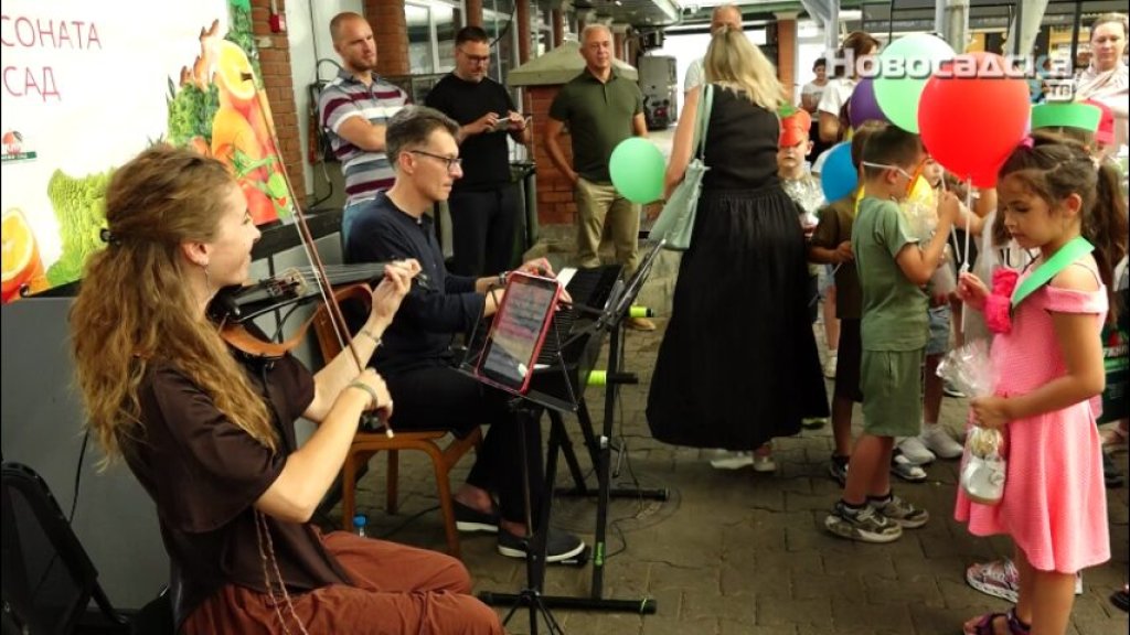„HRANA ZA UŠI” NA LIMANSKOJ PIJACI: Muzikom i edukacijom obeležen Svetski dan voća i povrća