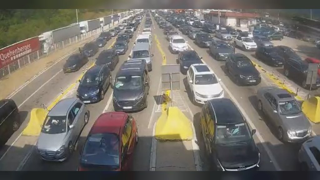GUŽVE NA GRANIČNIM PRELAZIMA Putnička vozila čekaju i do tri sata, teretnjaci dva sata