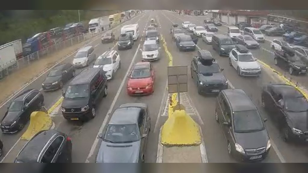 BEZ VEĆIH ZADRŽAVANJA NA GRANIČNIM PRELAZIMA Putnička vozila na Preševu i Gradini čekaju 20 min na izlazu, na Horgošu sat na ulazu