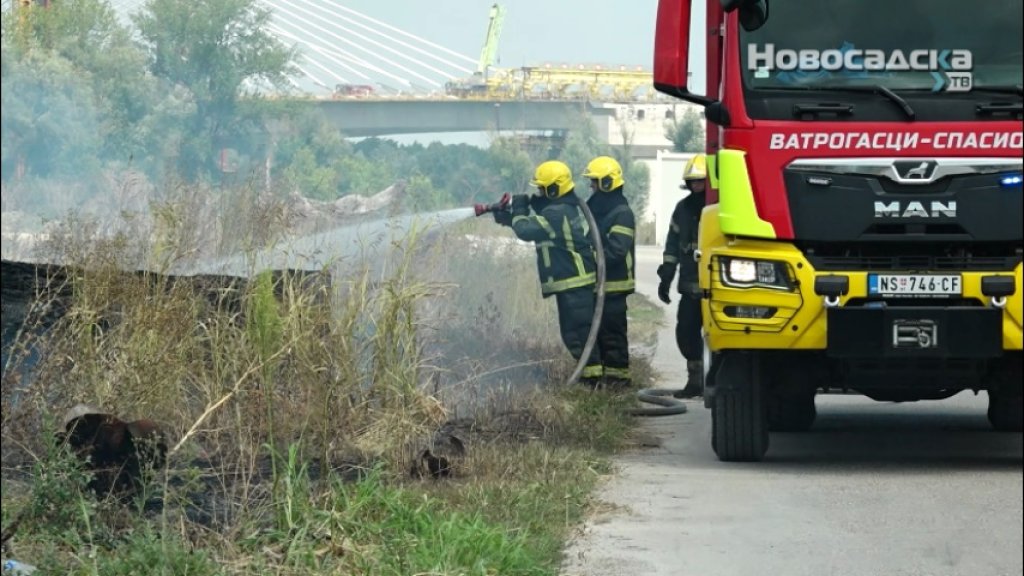 POŽAR U SADOVIMA NA PETROVARADINU PONOVO SE AKTIVIRAO, nadležni apeluju na oprez