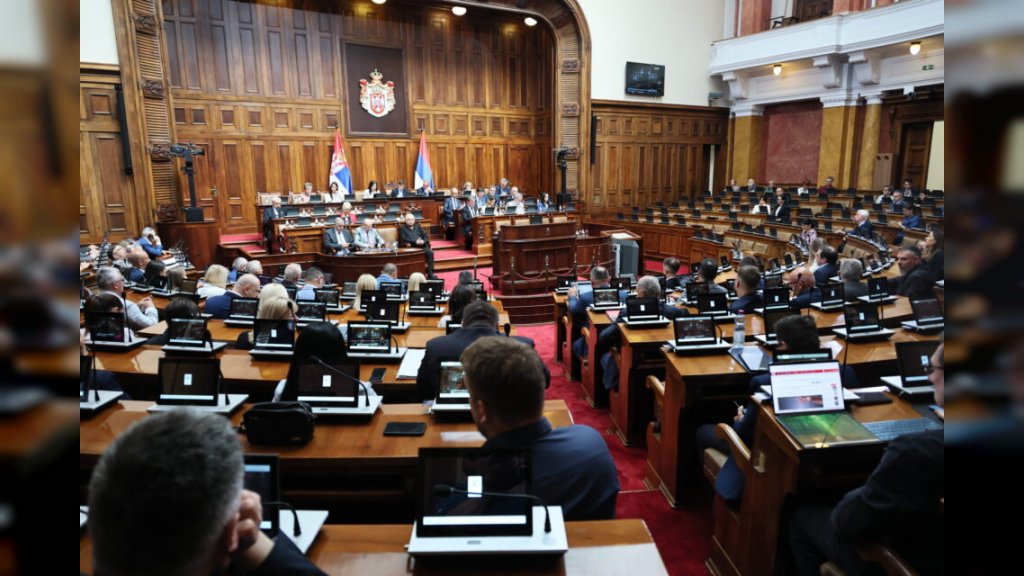 NA ODMORU UMESTO U SKUPŠTINI! Opozicija tražila raspuštanje Vlade, a onda izostala iz ključnog glasanja!