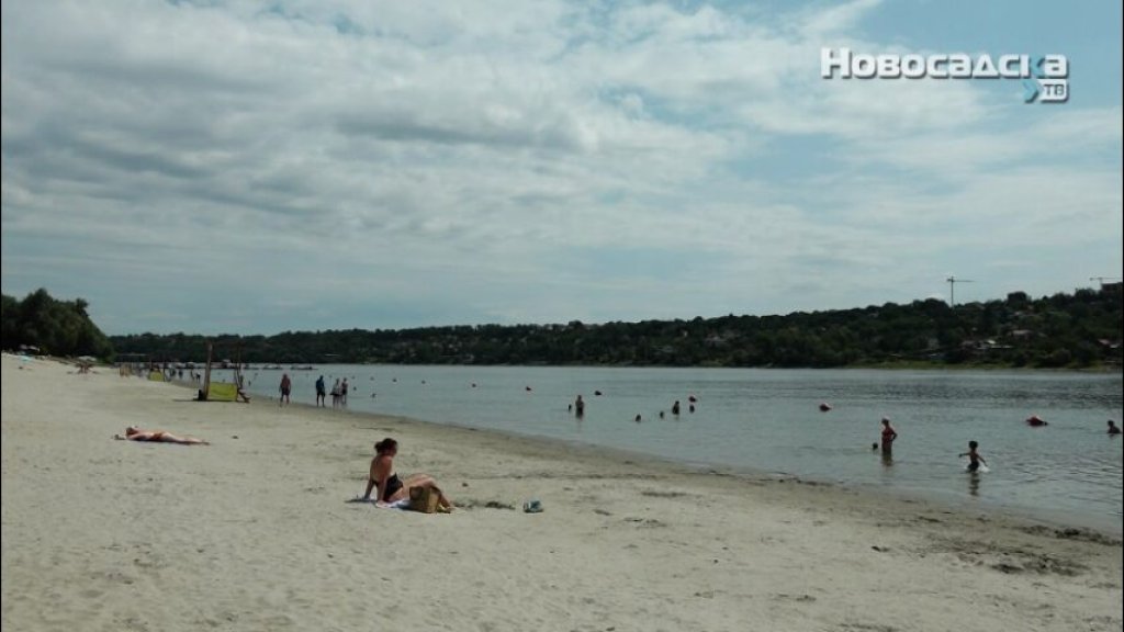 VODA SE POVUKLA, OPASNOSTI ISPLIVALE Na Štrandu novi problemi za kupače,spasioci apeluju na oprez
