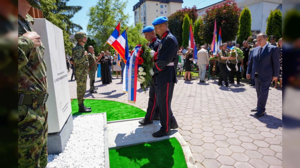 DAČIĆ U RAŠKI OTKRIO SPOMENIK HEROJIMA Odata počast za 60 poginulih pripadnika 37. motorizovane brigade