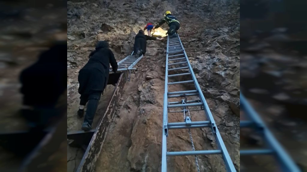 HEROJSKA AKCIJA U OVČAR BANJI Vatrogasci i monasi spasili dečaka sa litice visoke 15 metara