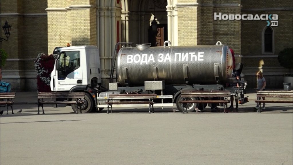 VODOSNABDEVANJE NOVOG SADA REDOVNO Zbog povremenih oscilacija u pritisku na Popovici, Paragovu i u Begeču postavljene cisterne s vodom