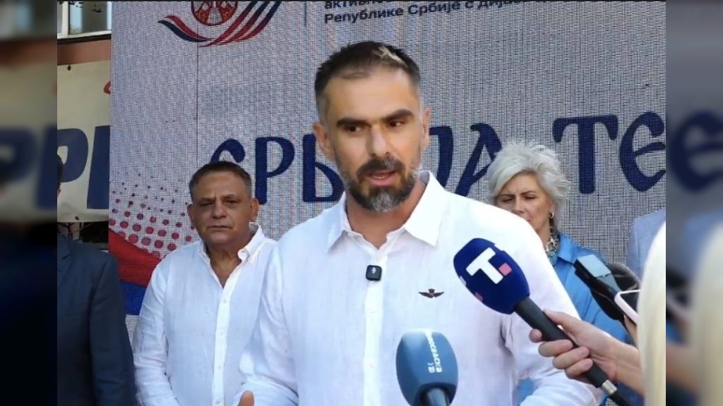 PREDSEDNIK VUČIĆ POVUKAO PRAVI POTEZ- MLADI IZ DIJASPORE STIŽU NA KAMP U NOVI SAD I NIŠ Gradonačelnik Mićin obišao decu u kampu „Srbija te zove“