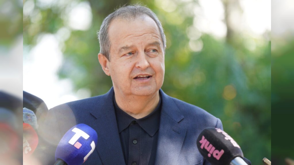 VATROGASNI BROD PRVI PUT GASI ŠUMSKE POŽARE Dačić: „Aktivna 32 požara, oko 320 ljudi gasi vatru u Deliblatskoj peščari“