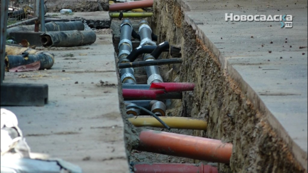 RADOVI U PUNOM JEKU: Obnavlja se toplovodna mreža u Novom Sadu, počeli radovi u Ulici Franje Kluza