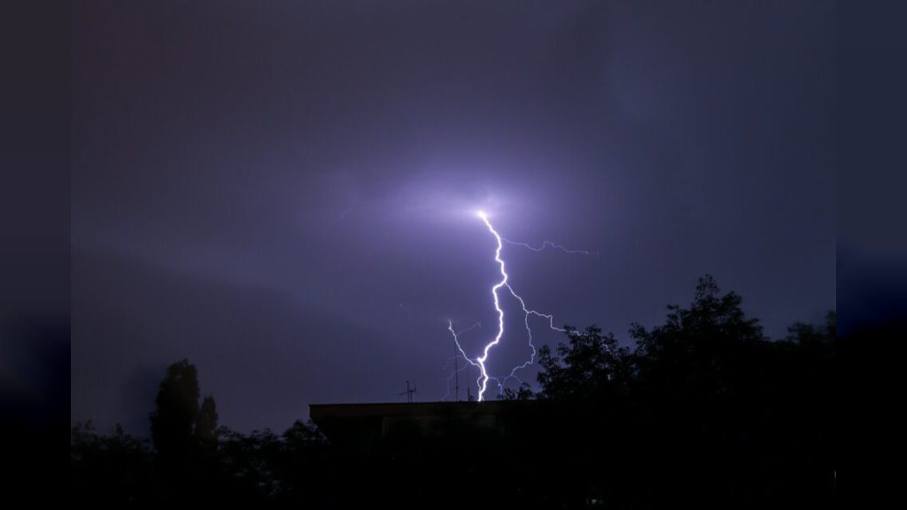 SUNČANO, PA PLJUSKOVI I GRMLJAVINA Novi Sad danas do 33 stepena, a uveče kiša!