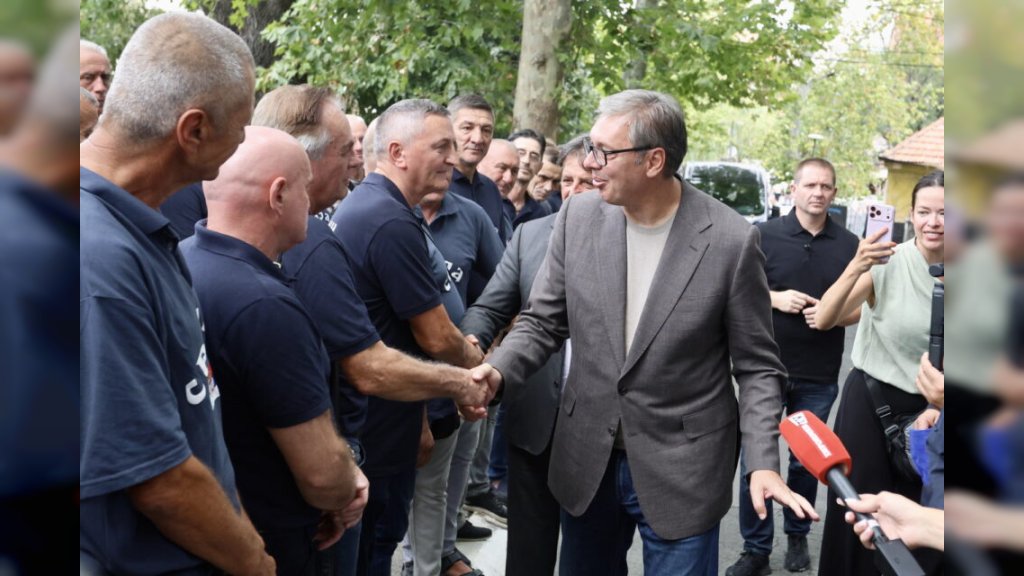 VUČIĆ U VARVARINU: Uraditi ćemo više opštinskih puteva i školu u Obrežu