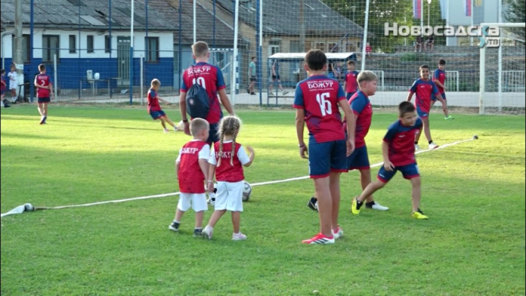 DECA SA KOSOVA I METOHIJE PONOVO U NOVOM SADU Počeo tradicionalni fudbalski kamp