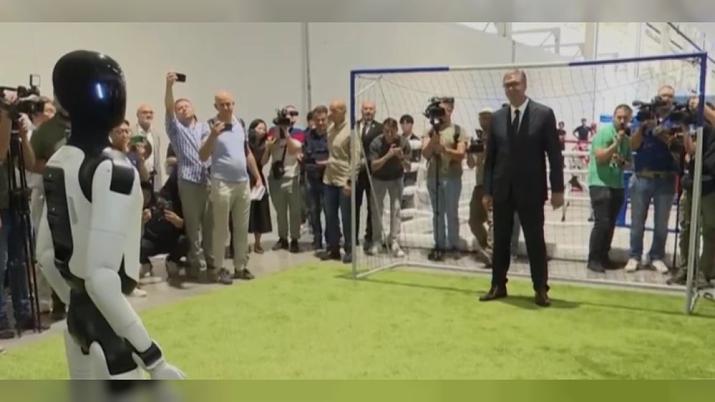 VUČIĆ STAO NA GOL, ROBOT ŠUTIRAO PENAL! Hit scena u Šapcu, pogledajte šta se dogodilo!