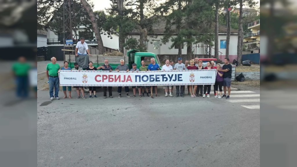 MEŠTANI RAKOVCA U AKCIJI UREĐENJA ŠKOLSKOG DVORIŠTA I OKOLINE