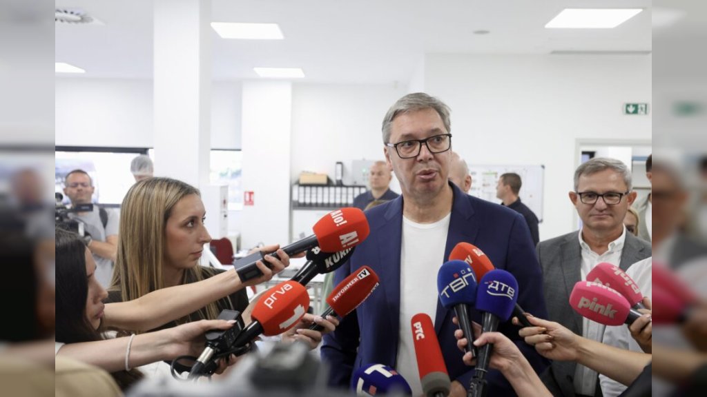 Vučić:Tužan sam zbog cepanja sveska sa natpisima Ekspo,deca se loše vaspitavaju