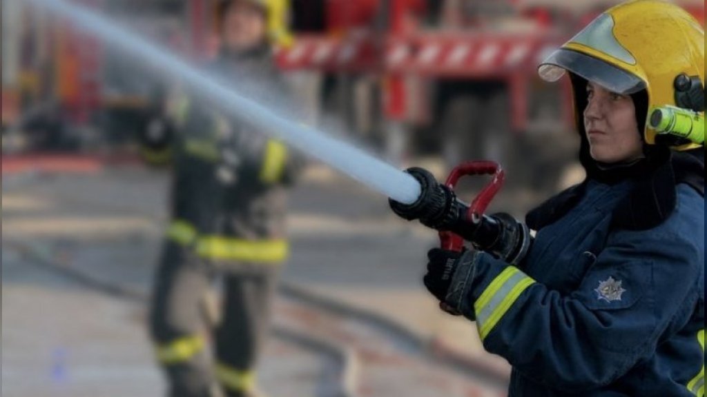 NOVOSAĐANKA NATAŠA (21) GASILA JE POŽAR U DELIBLATSKOJ PEŠČARI Na leđima nosila 20 litara, kad završi fakultet želi da postane profesionalni vatrogasac